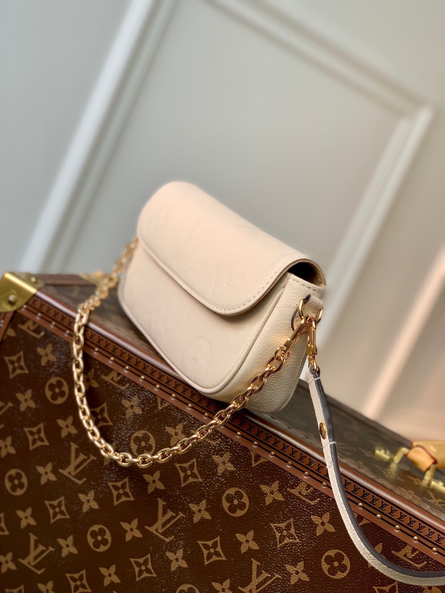 LOU IVY WALLET ON CHAIN BAG