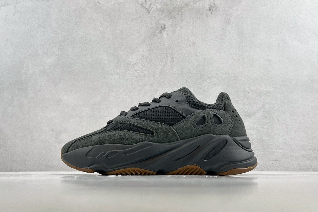 YEEZY BOOST 700