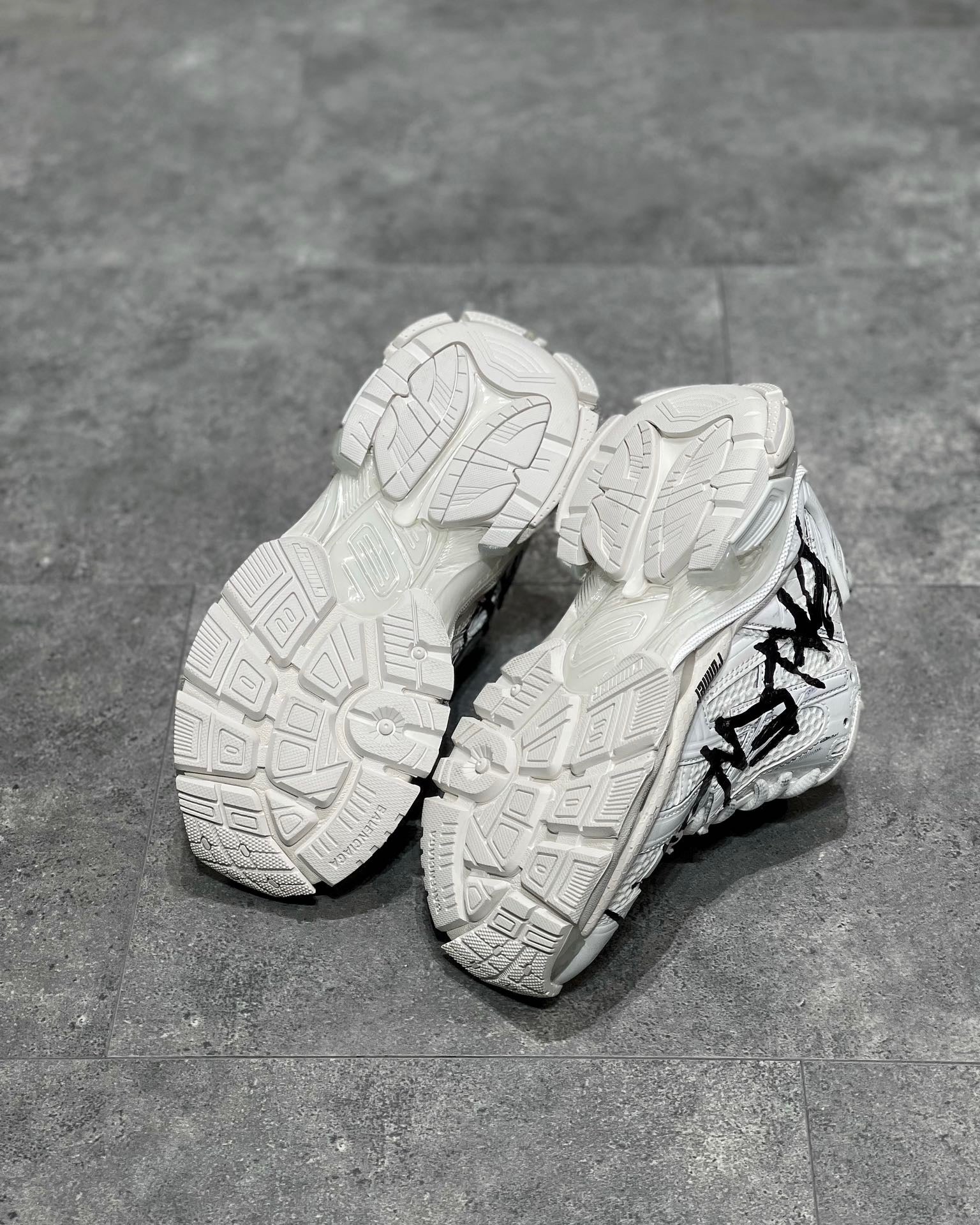 BAL RUNNER TRAINERS
