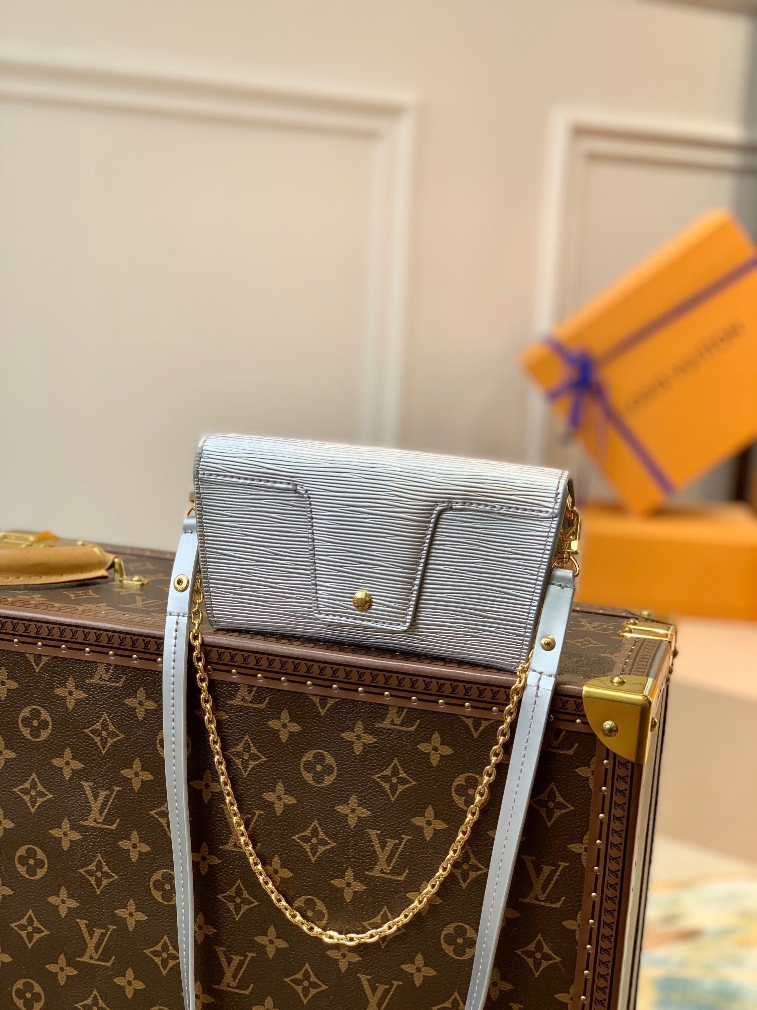 LOU PADLOCK ON STRAP BAG