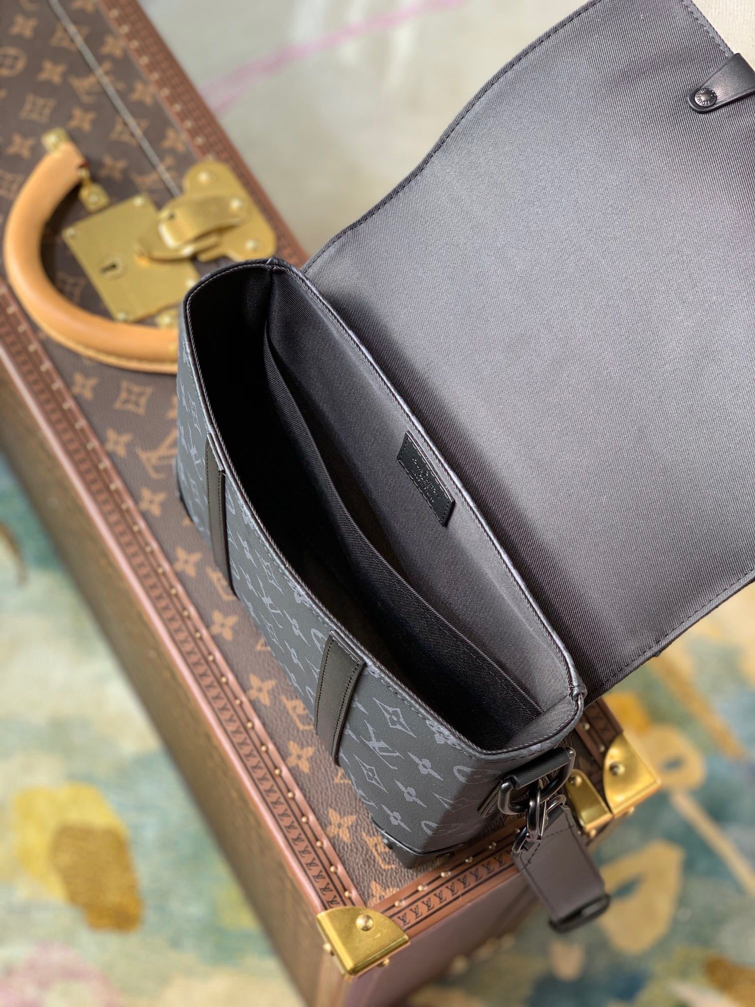 LOU TRUNK MESSENGER BAG