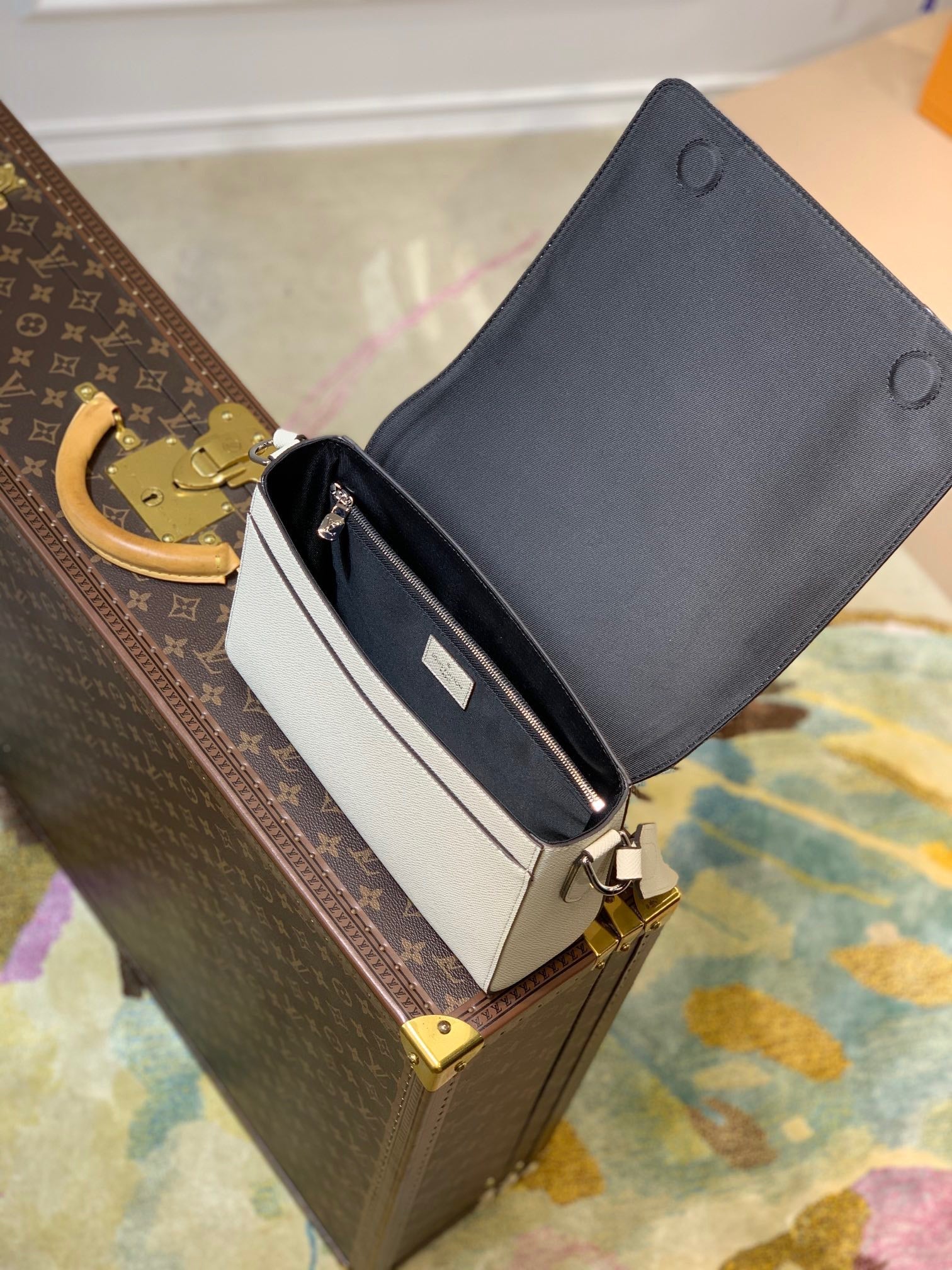 LOU NEW FLAP MESSENGER BAG