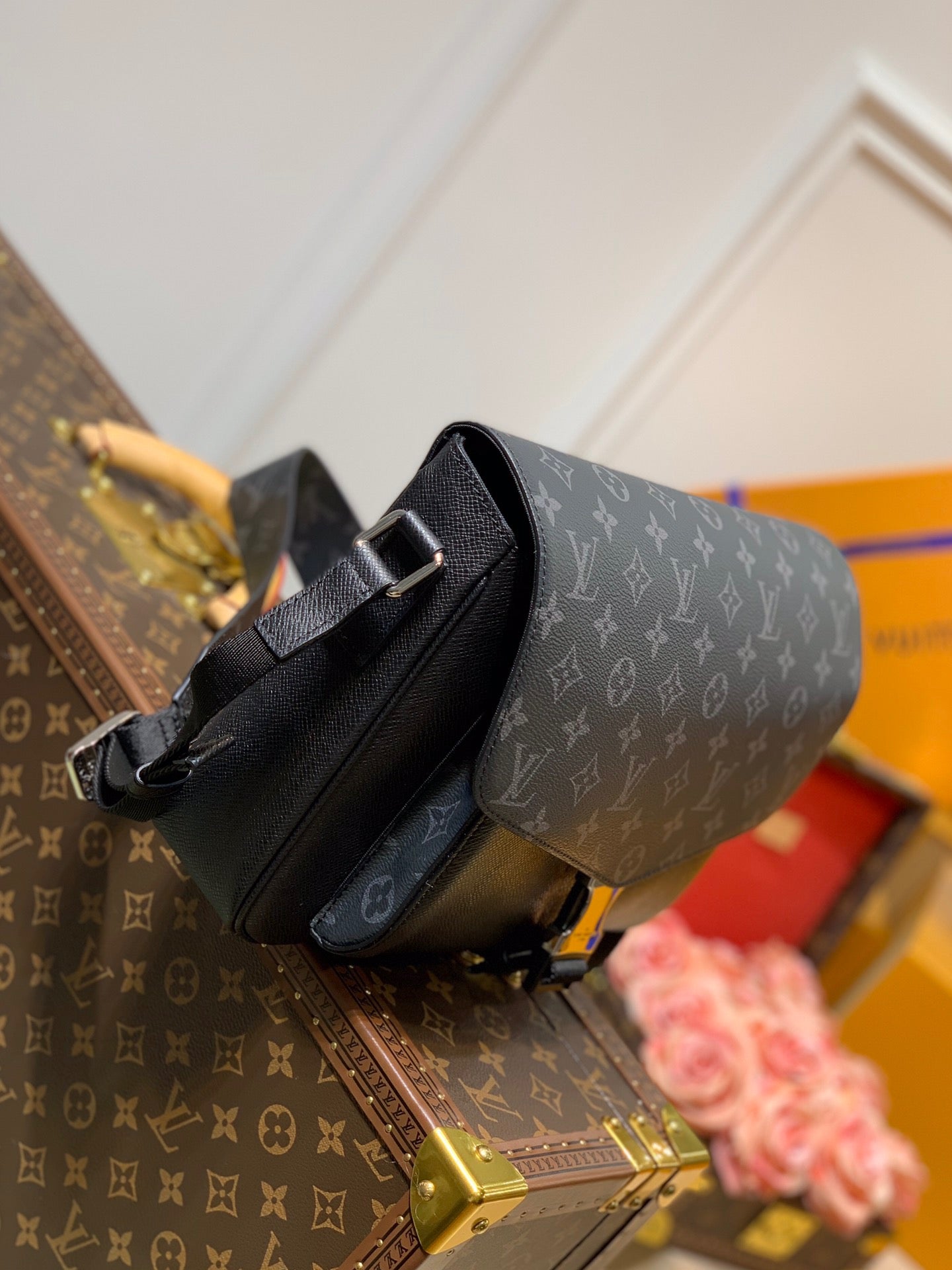 LOU MESSENGERAMA BAG