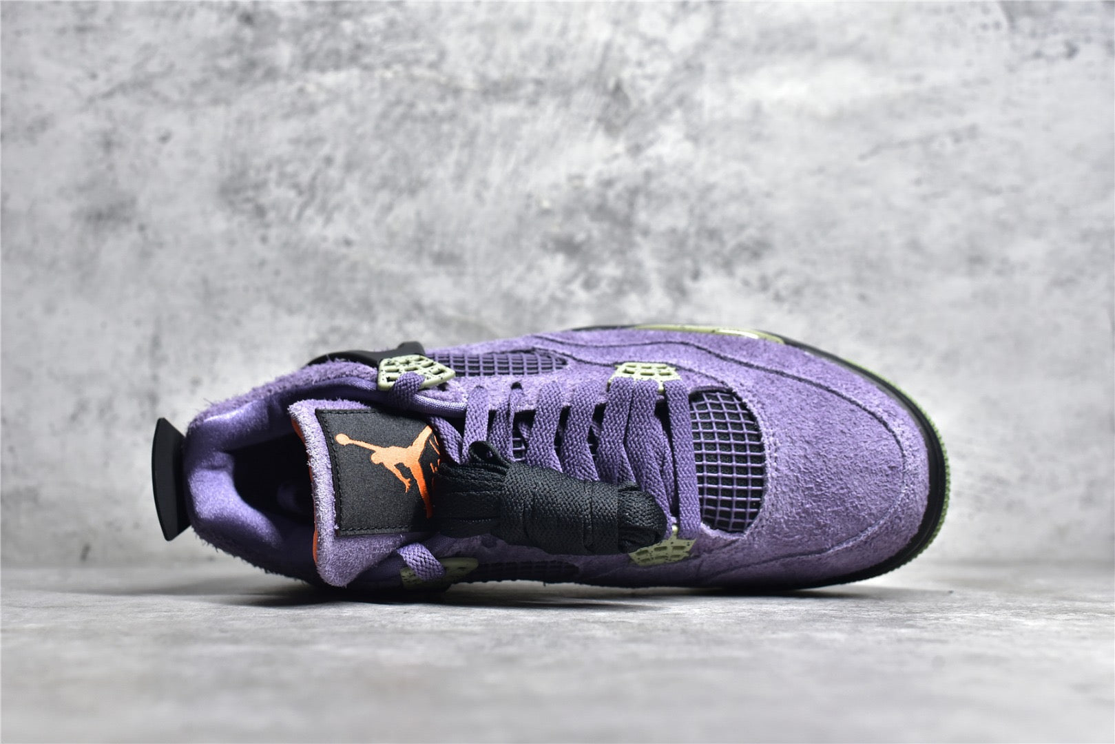 NIKE JORDAN 4 RETRO