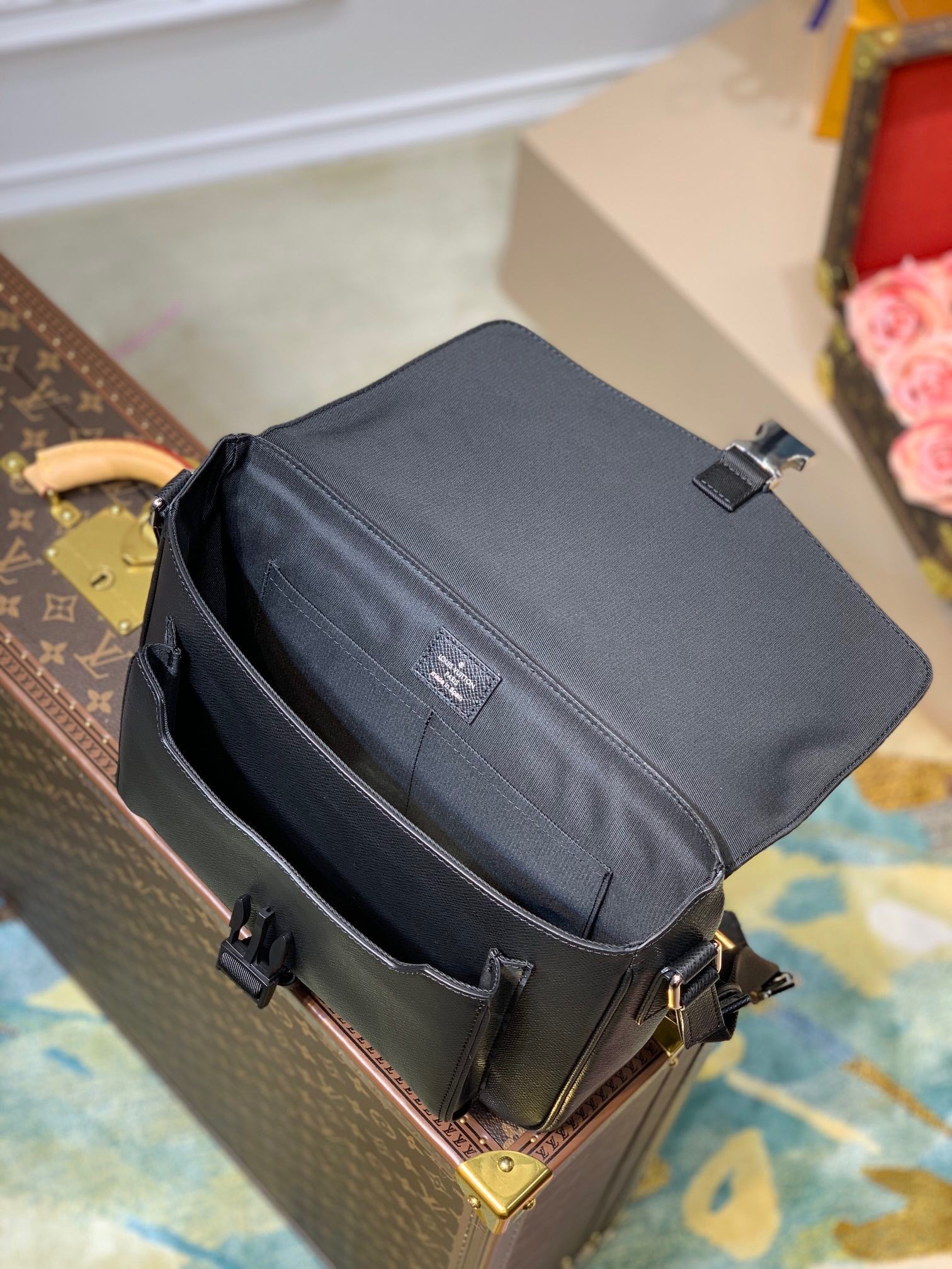 LOU MESSENGERAMA BAG