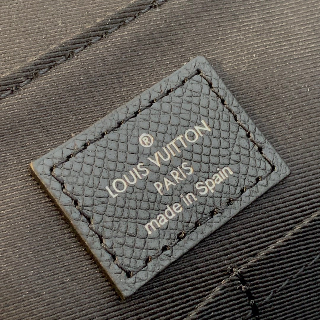 LOU MESSENGERAMA BAG