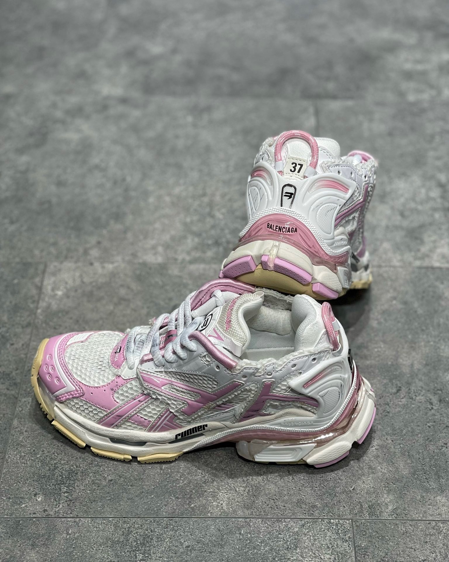 BAL RUNNER TRAINERS