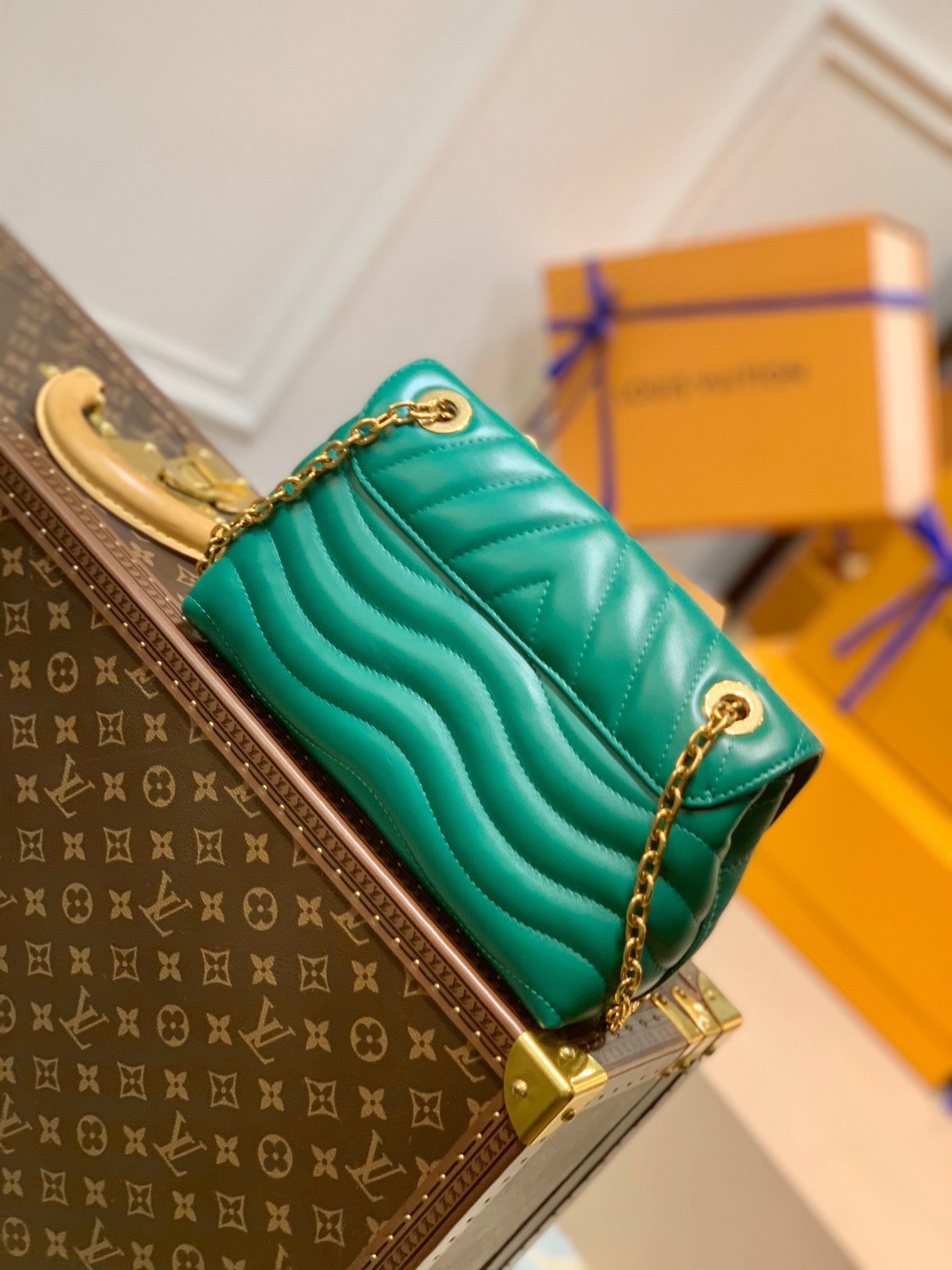 LOU NEW WAVE CHAIN BAG