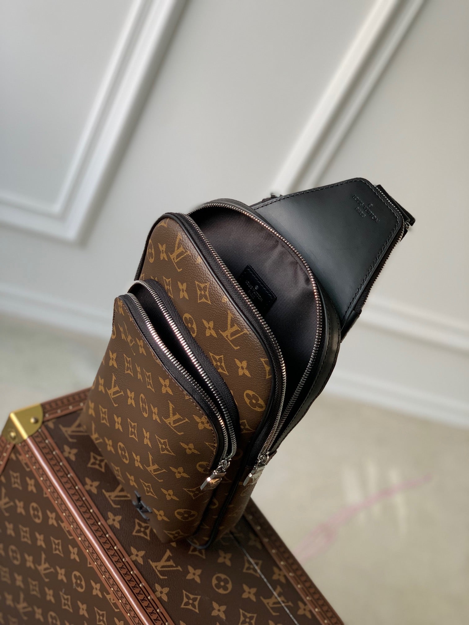 LOU AVENUE SLINGBAG