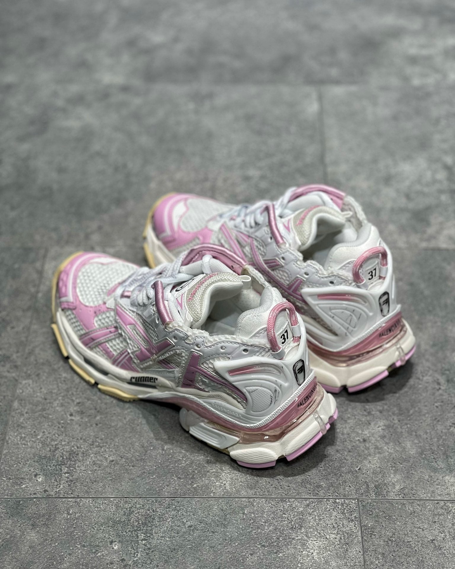 BAL RUNNER TRAINERS