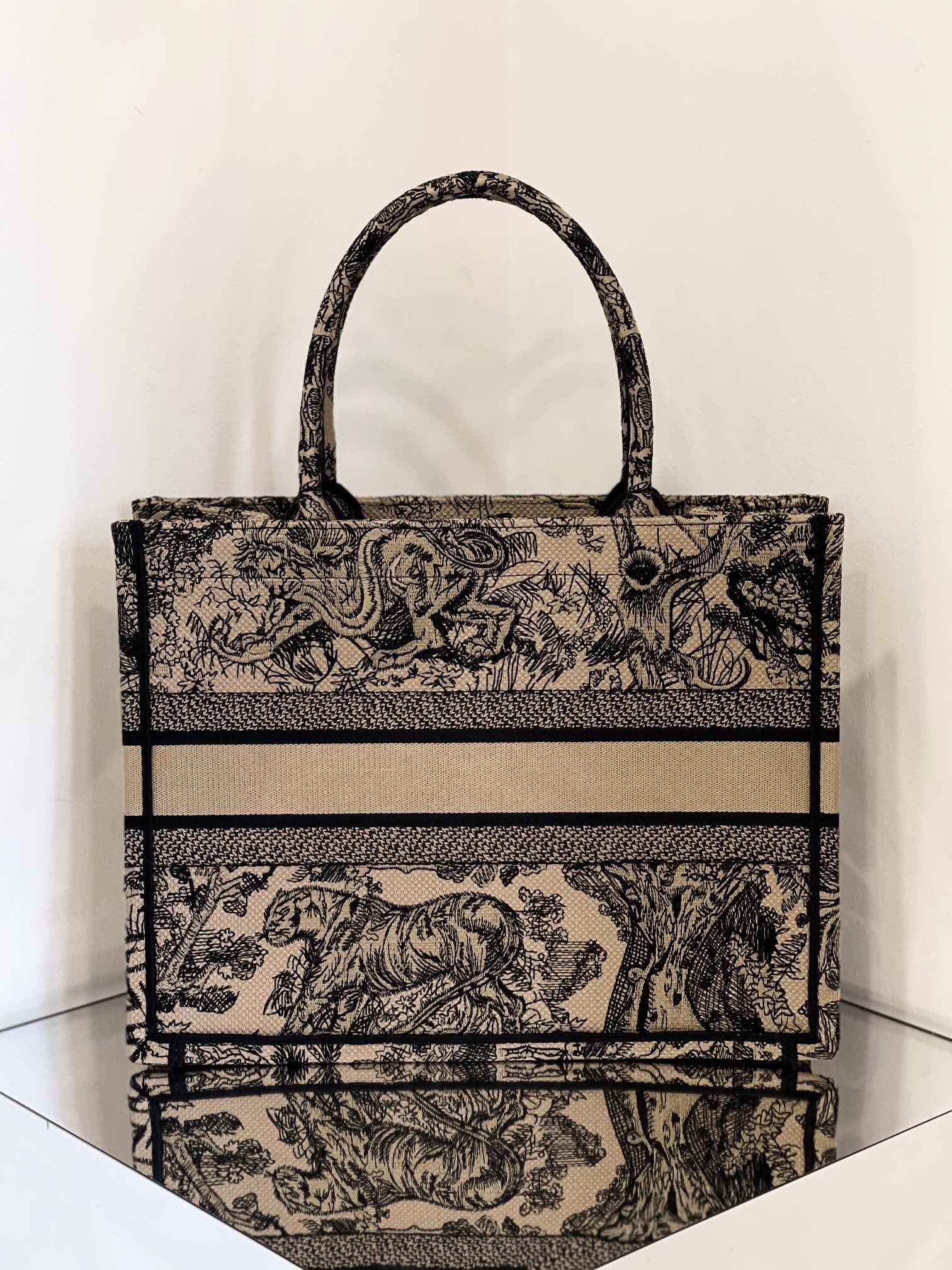CD MEDIUM BOOK TOTE BAG