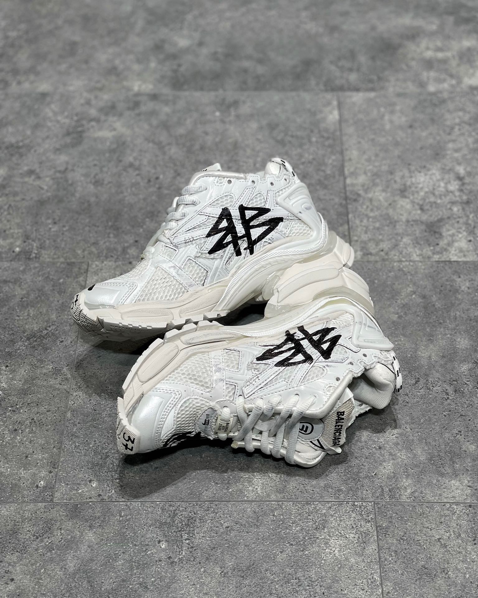 BAL RUNNER TRAINERS