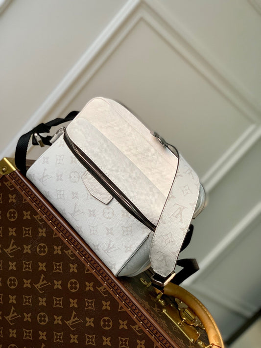 LOU OUTDOOR MESSENGER BAG