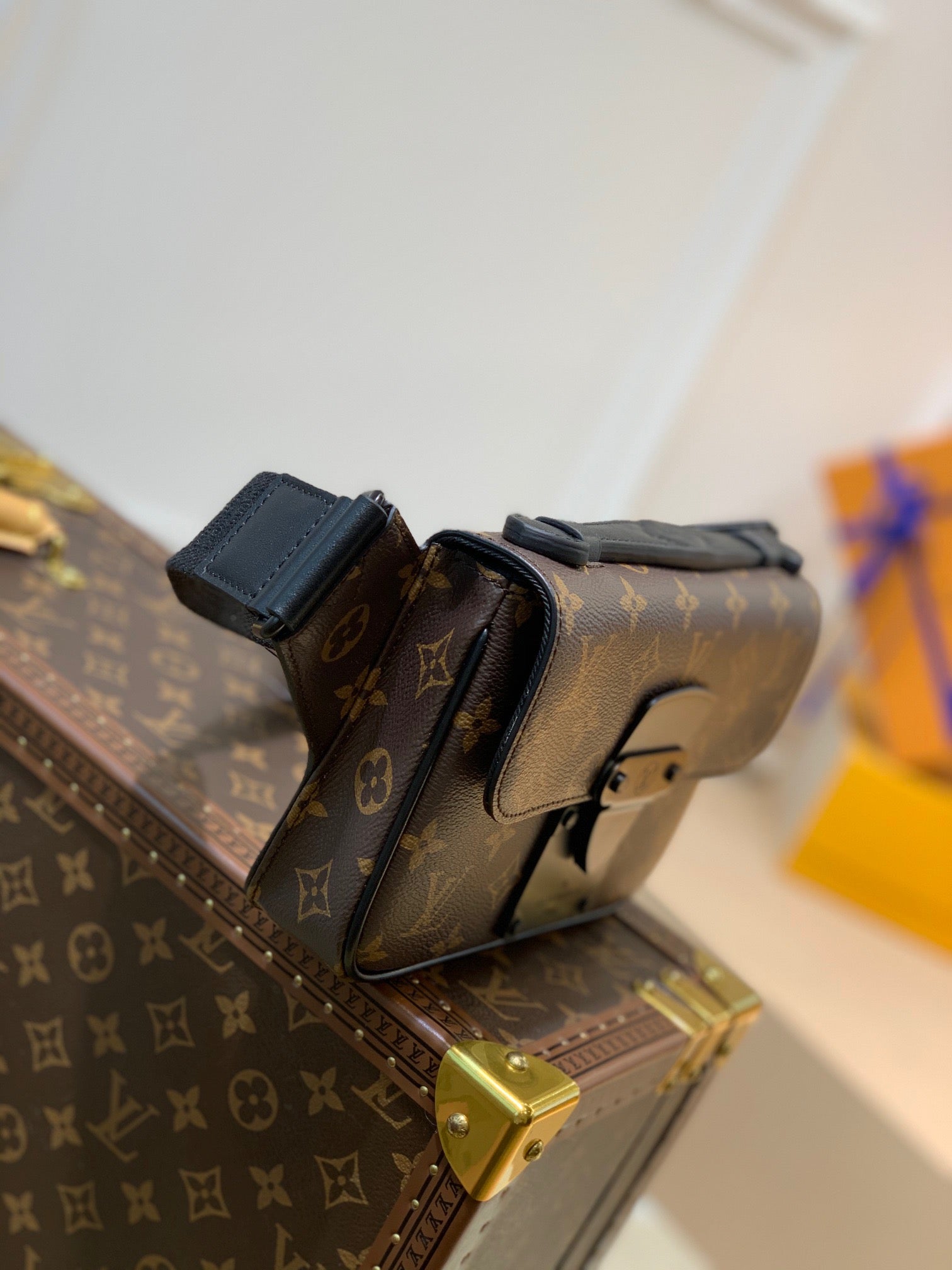LOU S LOCK SLING BAG