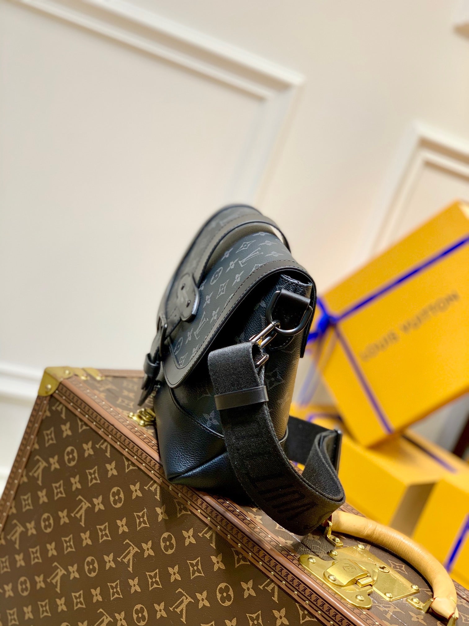 LOU SAUMUR MESSENGER BAG
