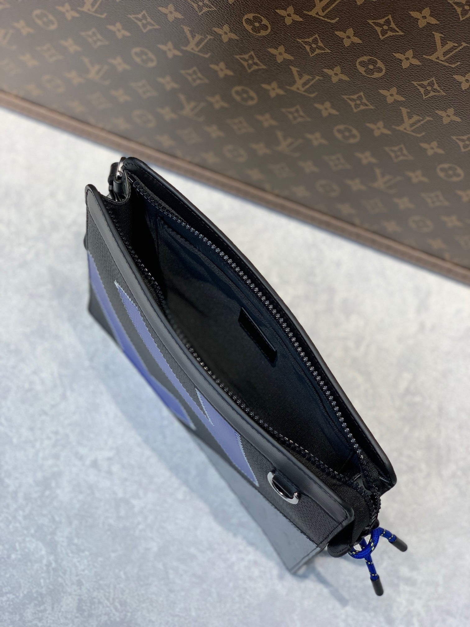 LOU STANDING POUCH