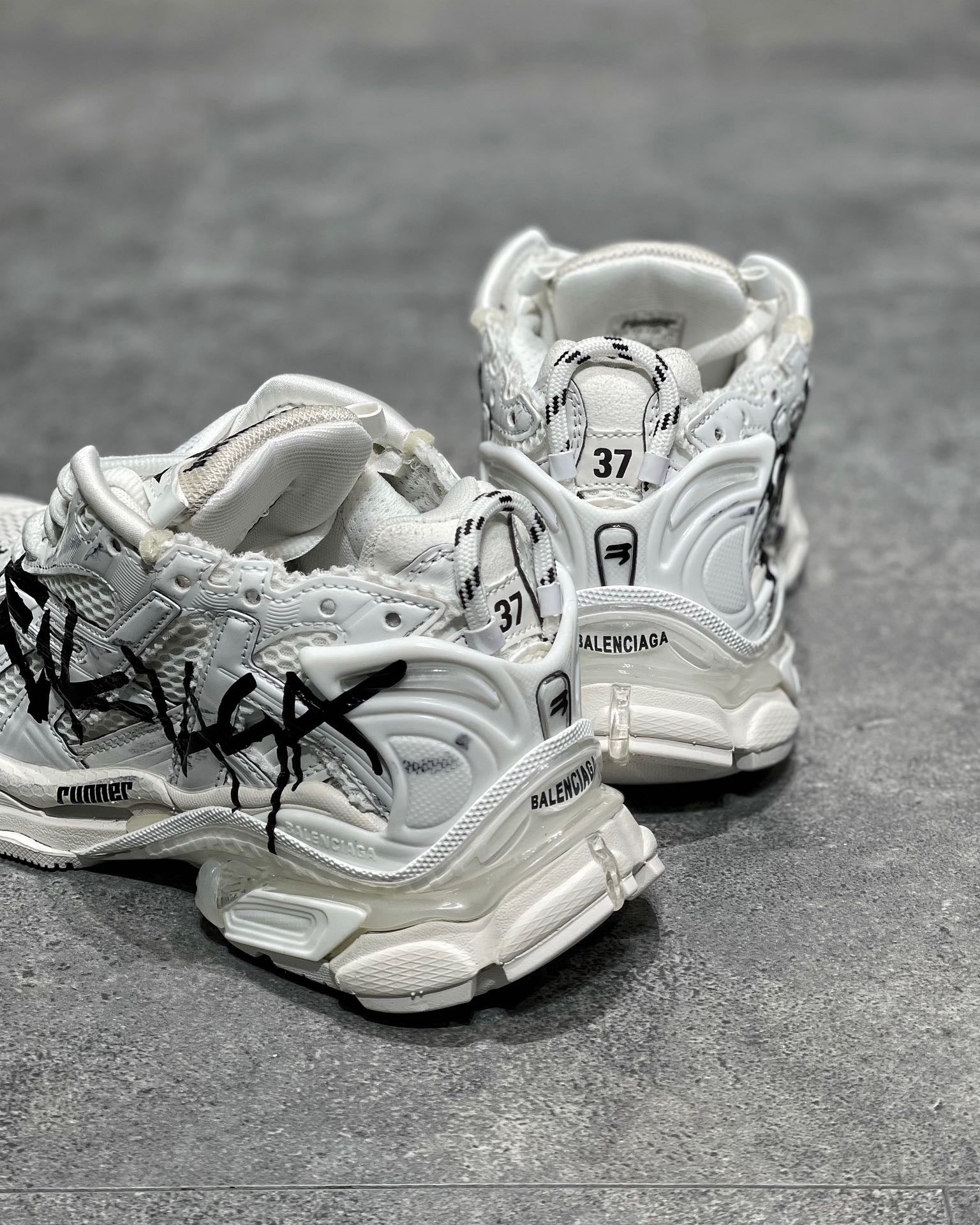 BAL RUNNER TRAINERS
