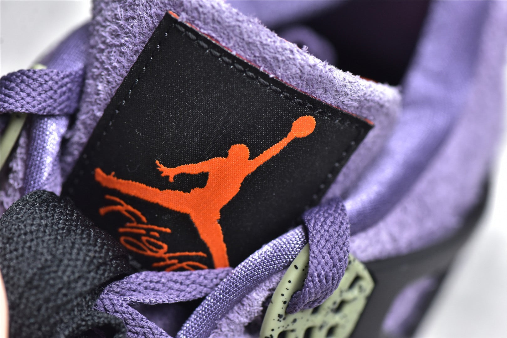 NIKE JORDAN 4 RETRO