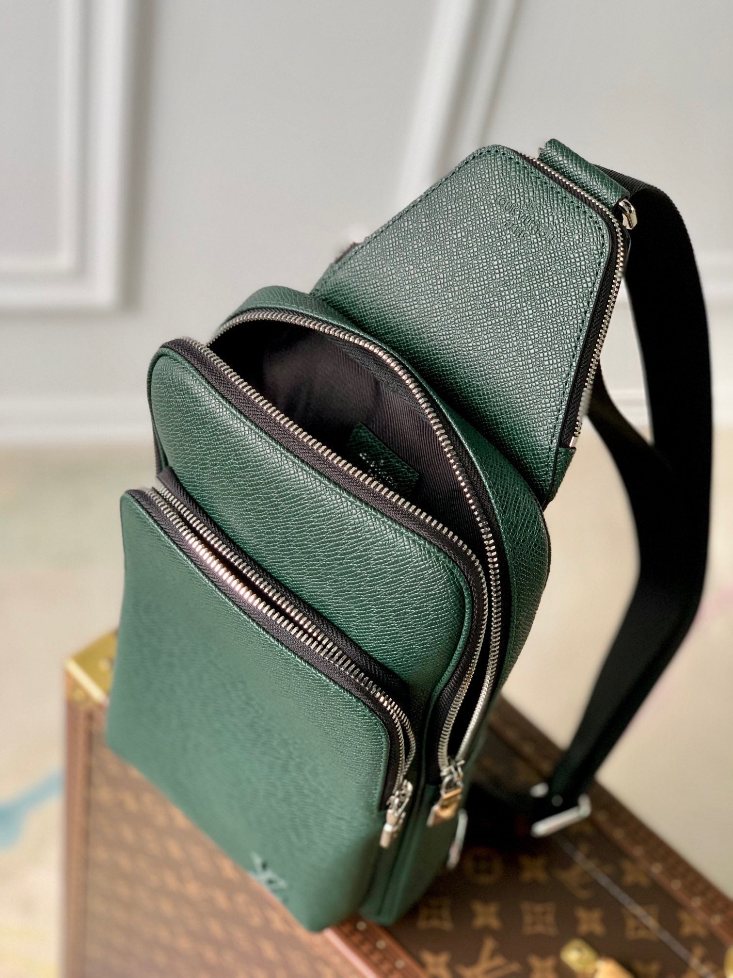 LOU AVENUE SLING BAG