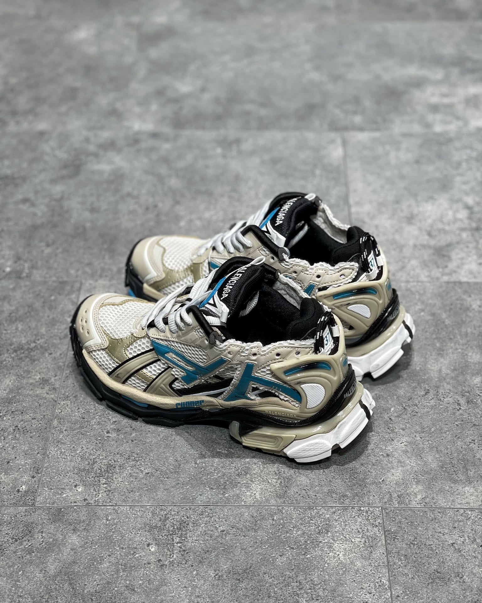 BAL RUNNER TRAINERS