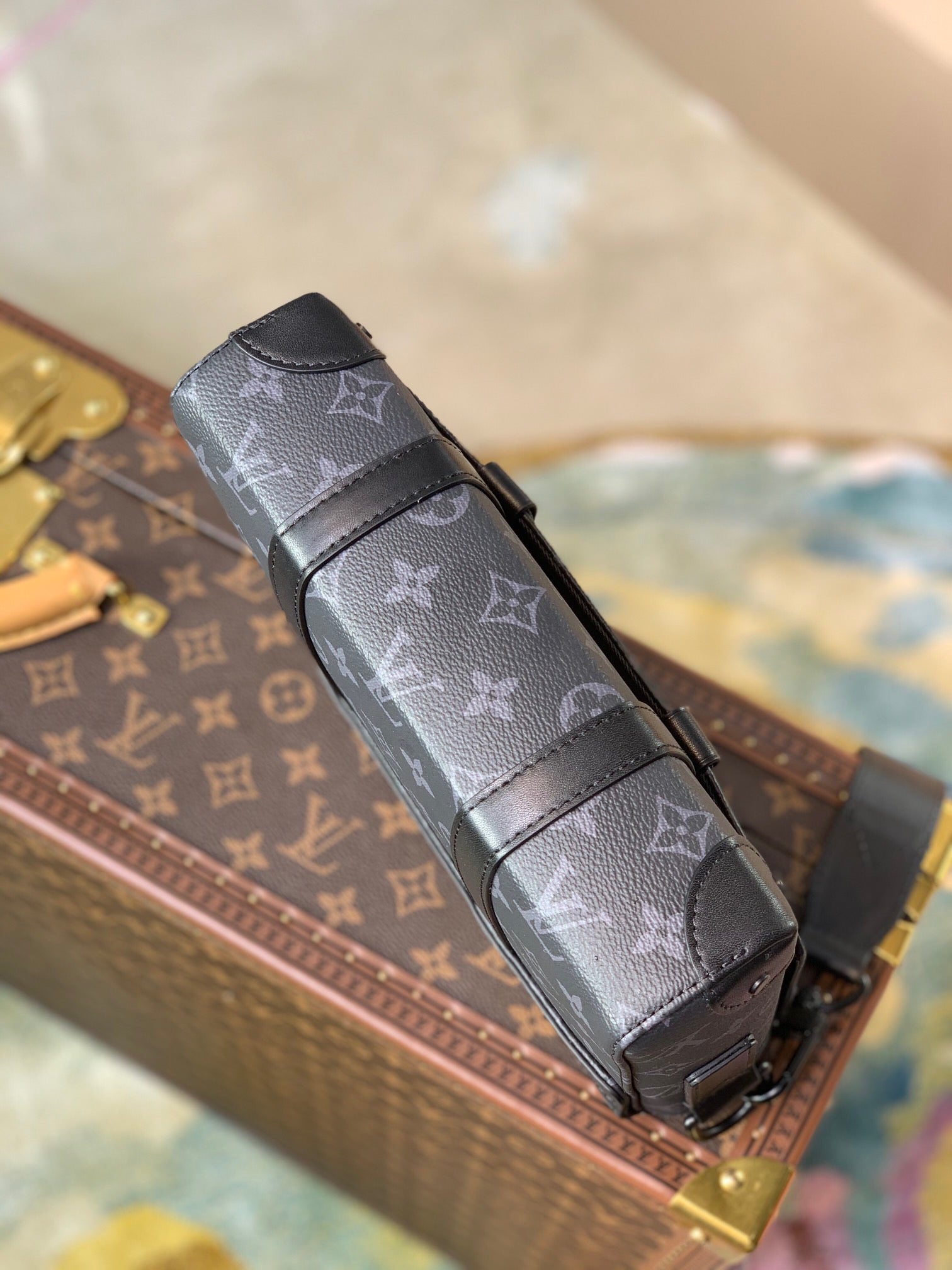 LOU TRUNK MESSENGER BAG