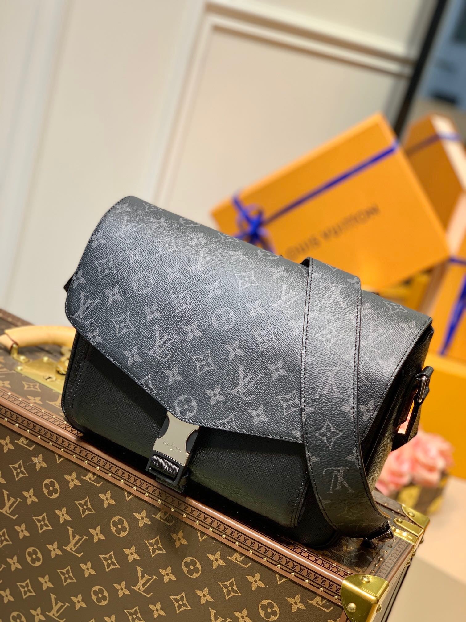 LOU MESSENGERAMA BAG