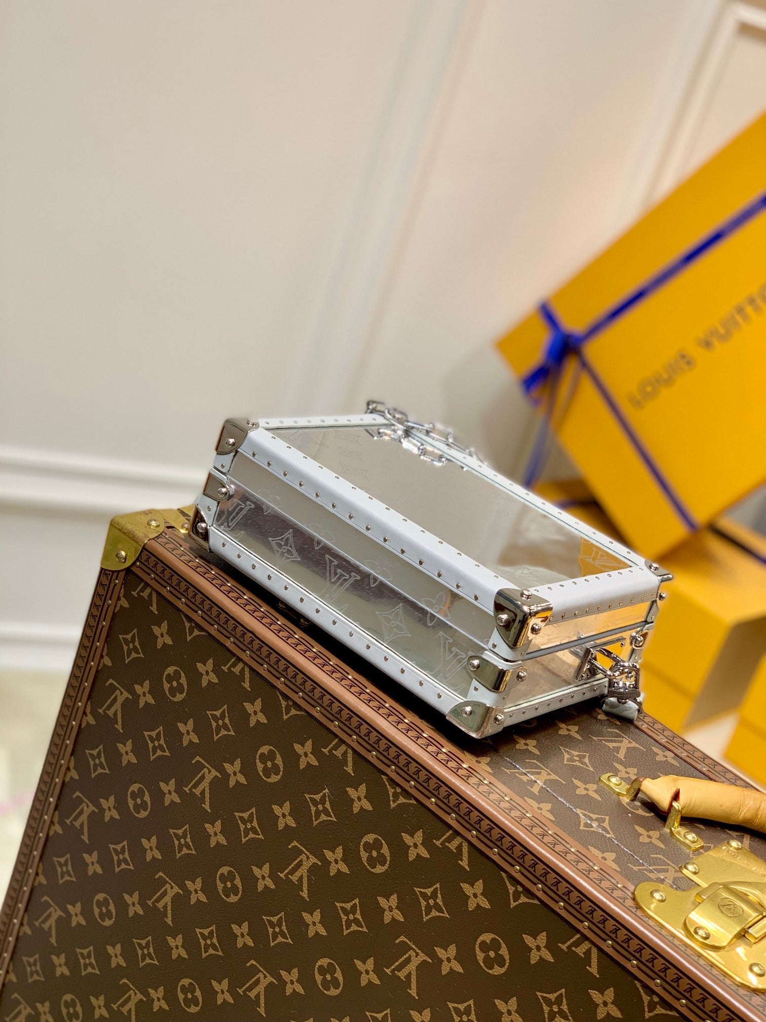 LOU SOFT TRUNK BAG