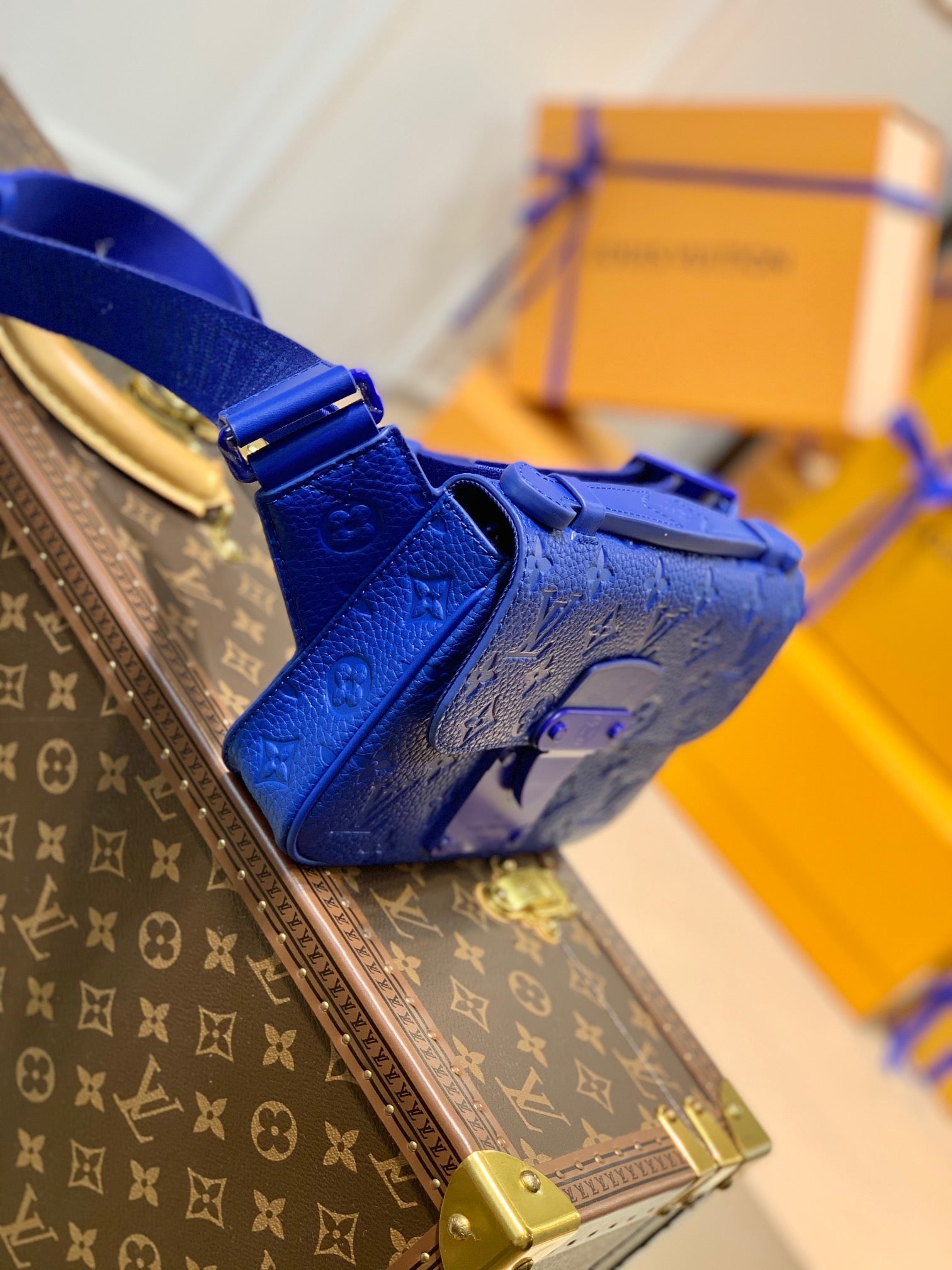 LOU S LOCK SLING BAG
