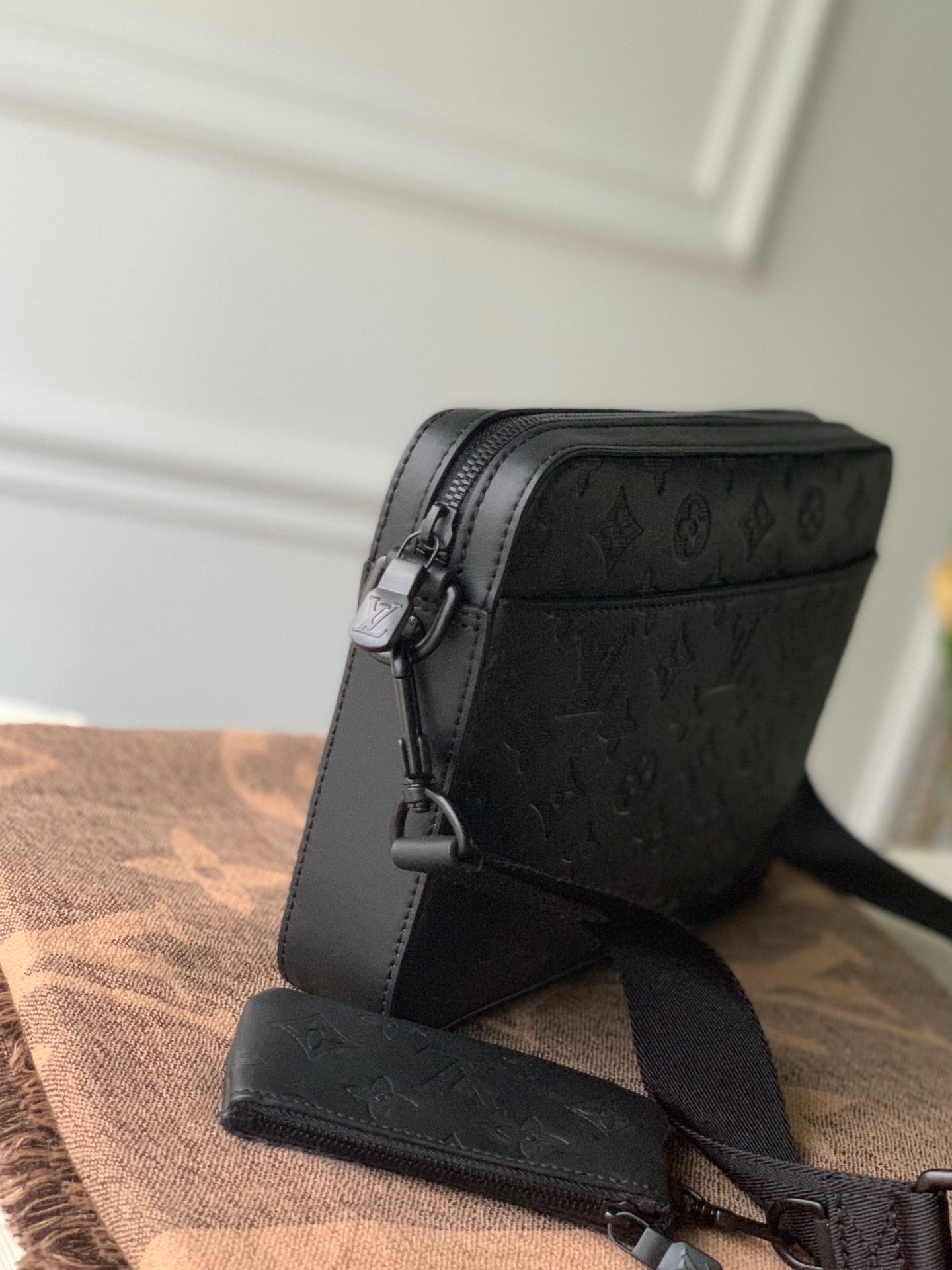 LOU DUO MESSENGER BAG