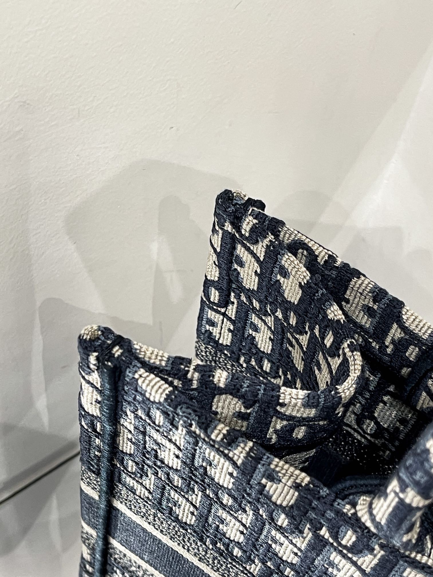 CD MEDIUM BOOK TOTE BAG