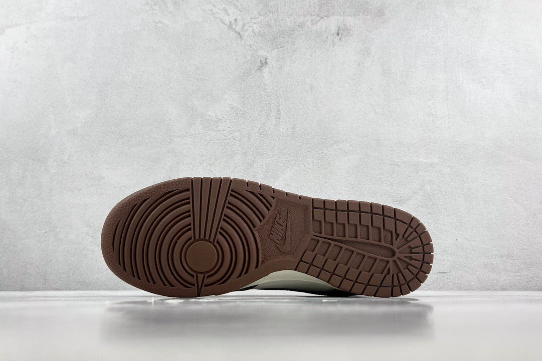 DUNK LOW SURFACES IN BROWN
