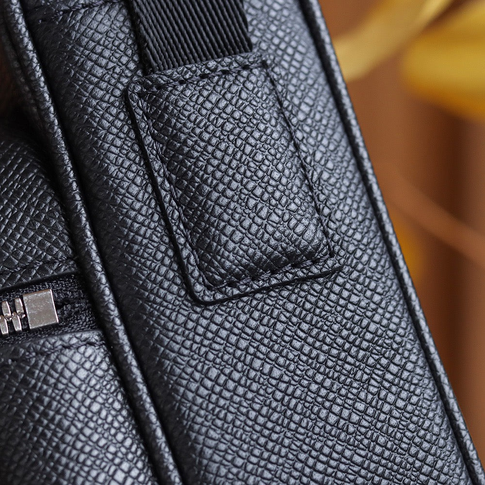 LOU OUTDOOR MESSENGER BAG