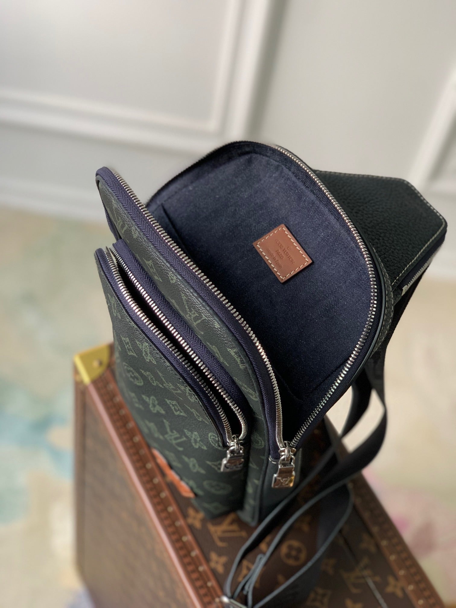 LOU AVENUE SLINGBAG