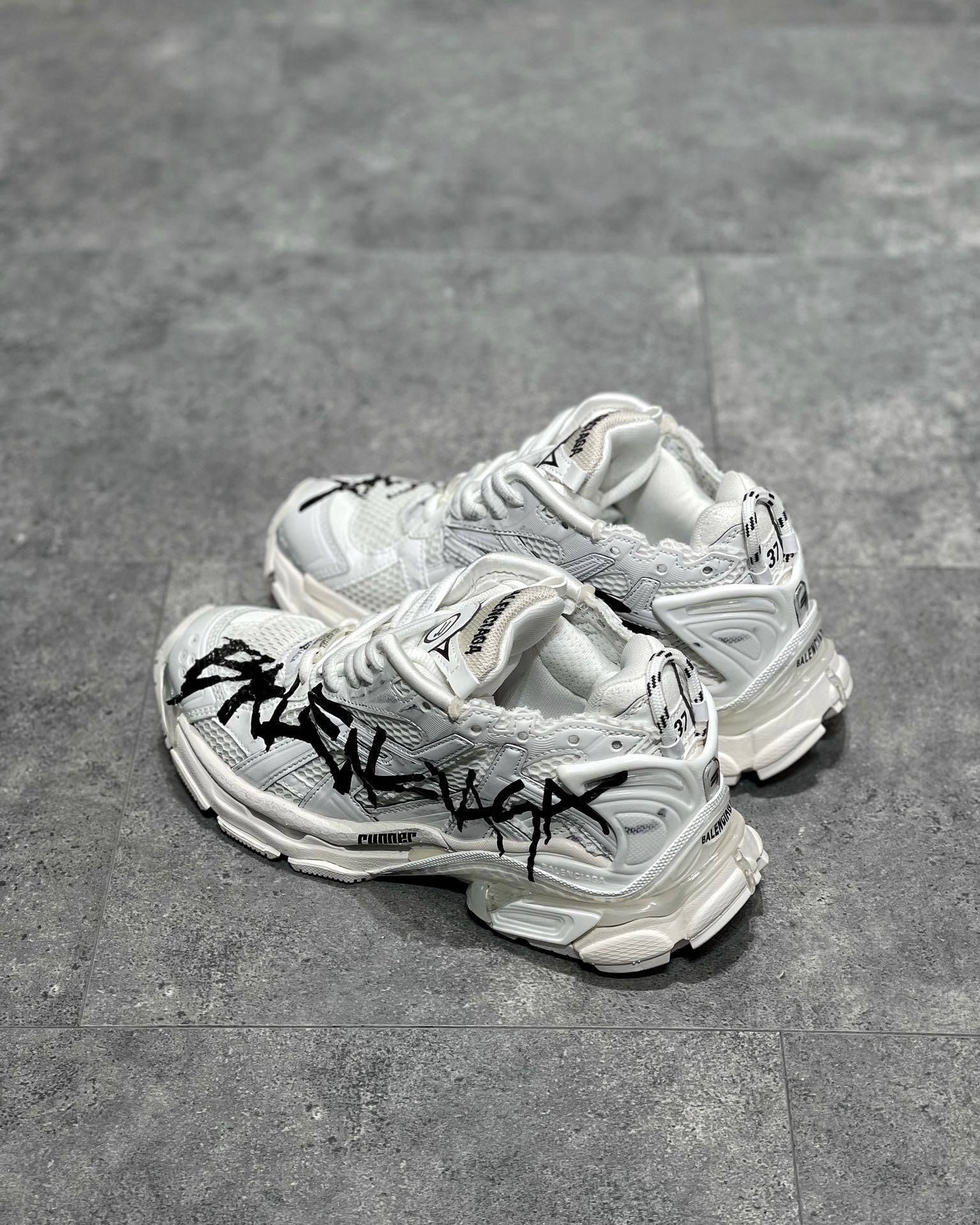 BAL RUNNER TRAINERS