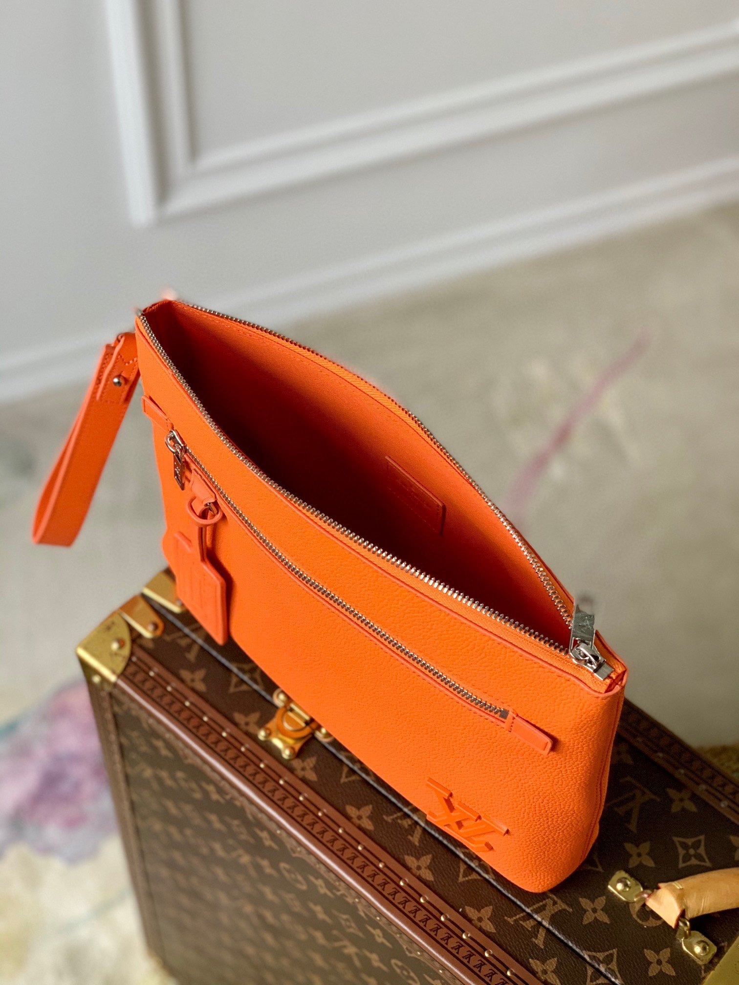 LOU TAKEOFF POUCH