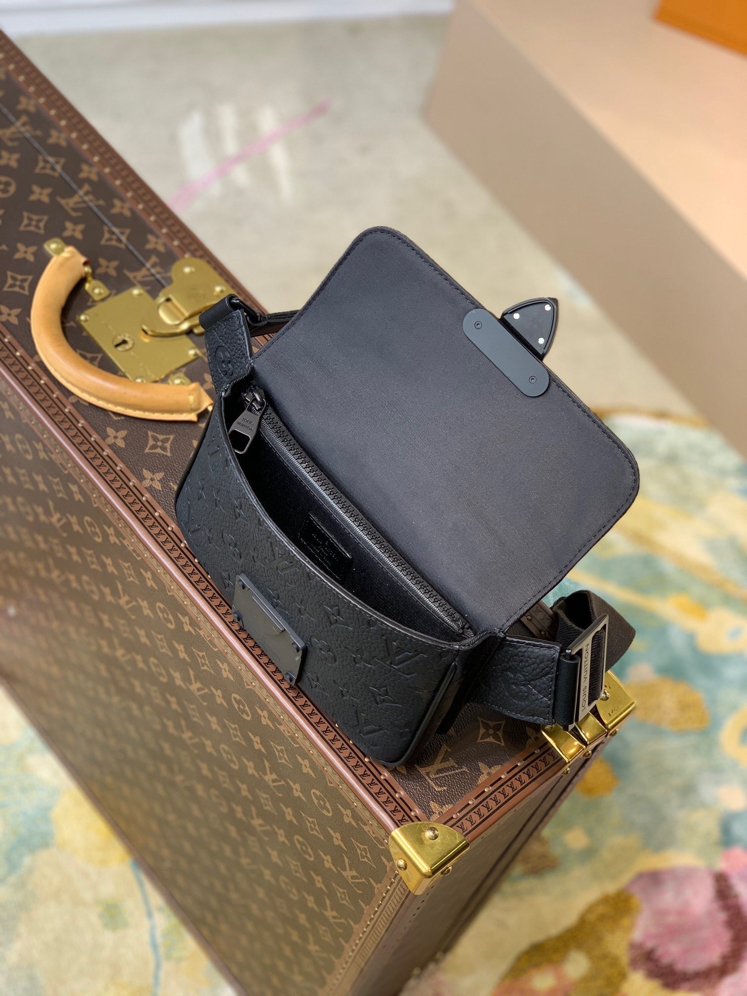 LOU S LOCK SLING BAG