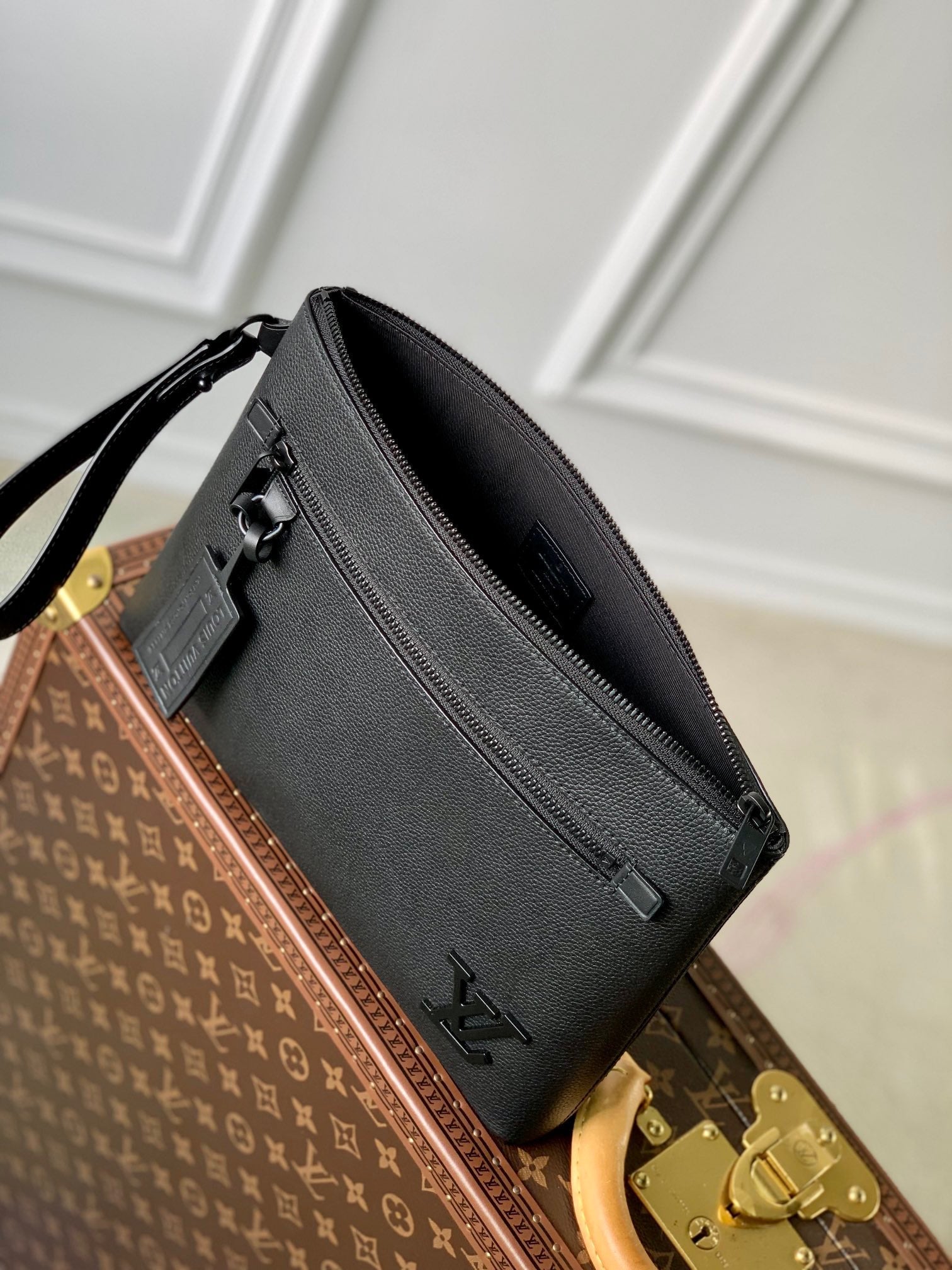 LOU TAKEOFF POUCH