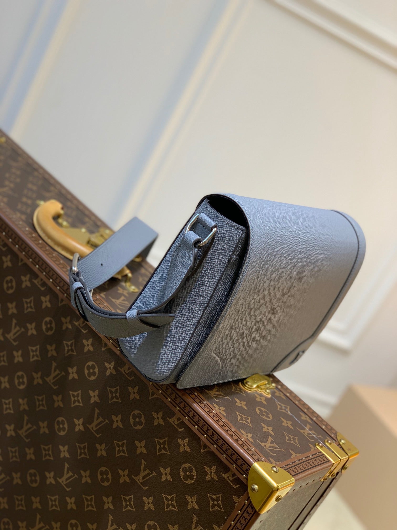 LOU NEW FLAP MESSENGER BAG
